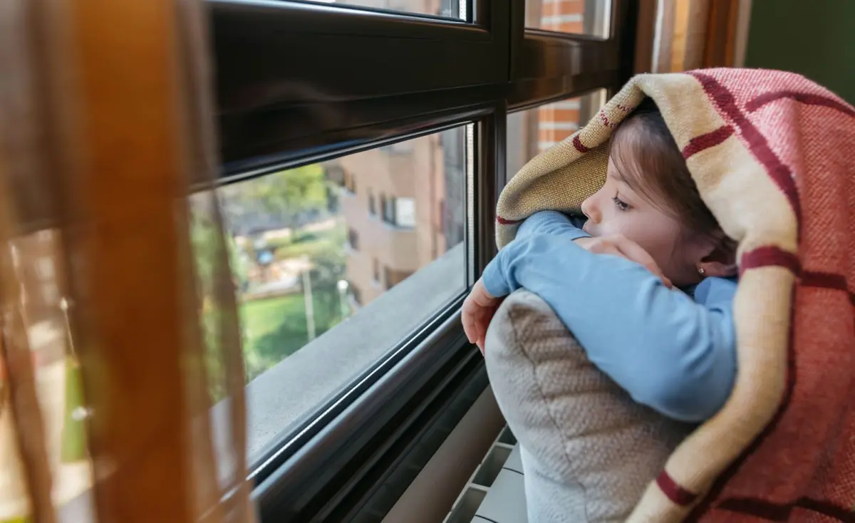 5 تصرفات تقوم بها الأمهات تؤدي إلى إصابة الطفل بالرهاب الاجتماعي