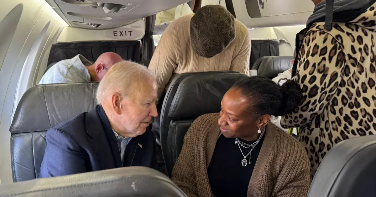 عالقاً في الزحام.. بايدن يستقل رحلة تجارية من مطار رونالد ريجان