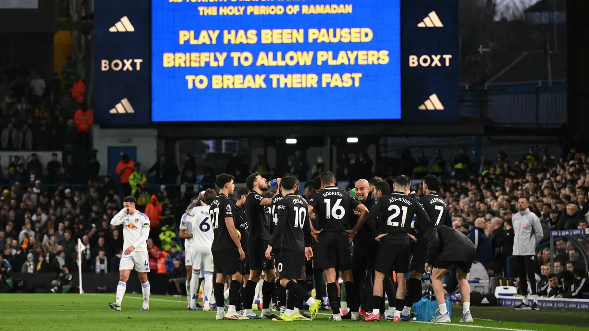 لقطات لكسر اللاعبين المسلمين صيامهم بمباراة في البريميرليغ