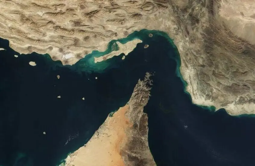 الولايات المتحدة تدعو السفن التجارية إلى الابتعاد عن مضيق هرمز