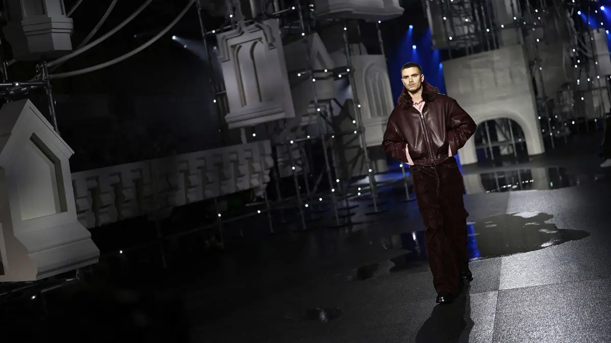 لندن.. أزياء تتحدّى قسوة الشتاء وكآبة فبراير في عرض "بربري"