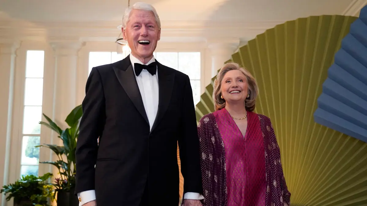 بيل كلينتون يدافع عن هيلاري بفيديو بعد الإدلاء بشهادتها أمام الكونغرس