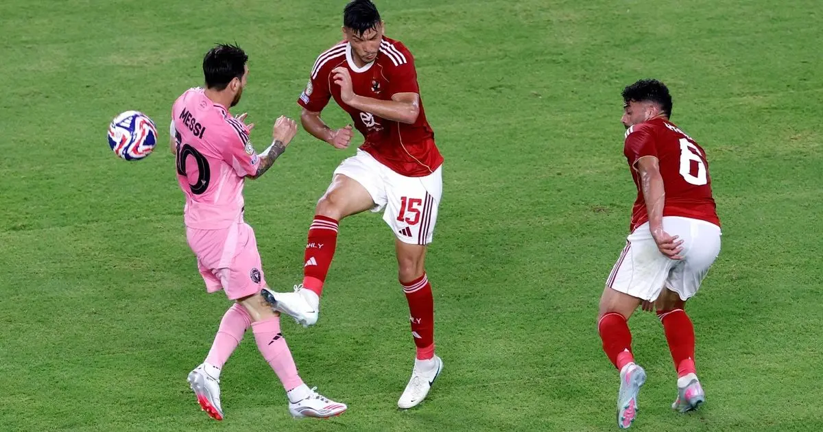 أشرف داري يستعين بفيفا ضد الأهلي بسبب "التعنت" بعد عرض أوروبي