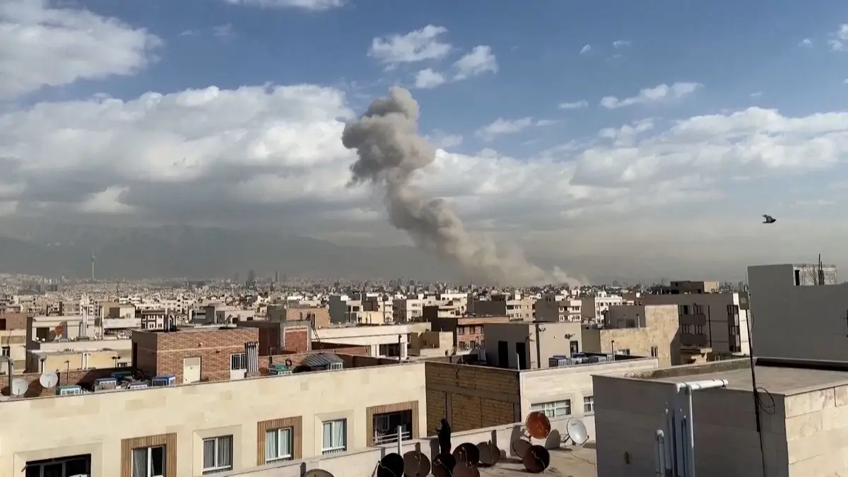 فيديو يظهر أعمدة الدخان تغطي أفق طهران بعد هجوم إسرائيلي أمريكي