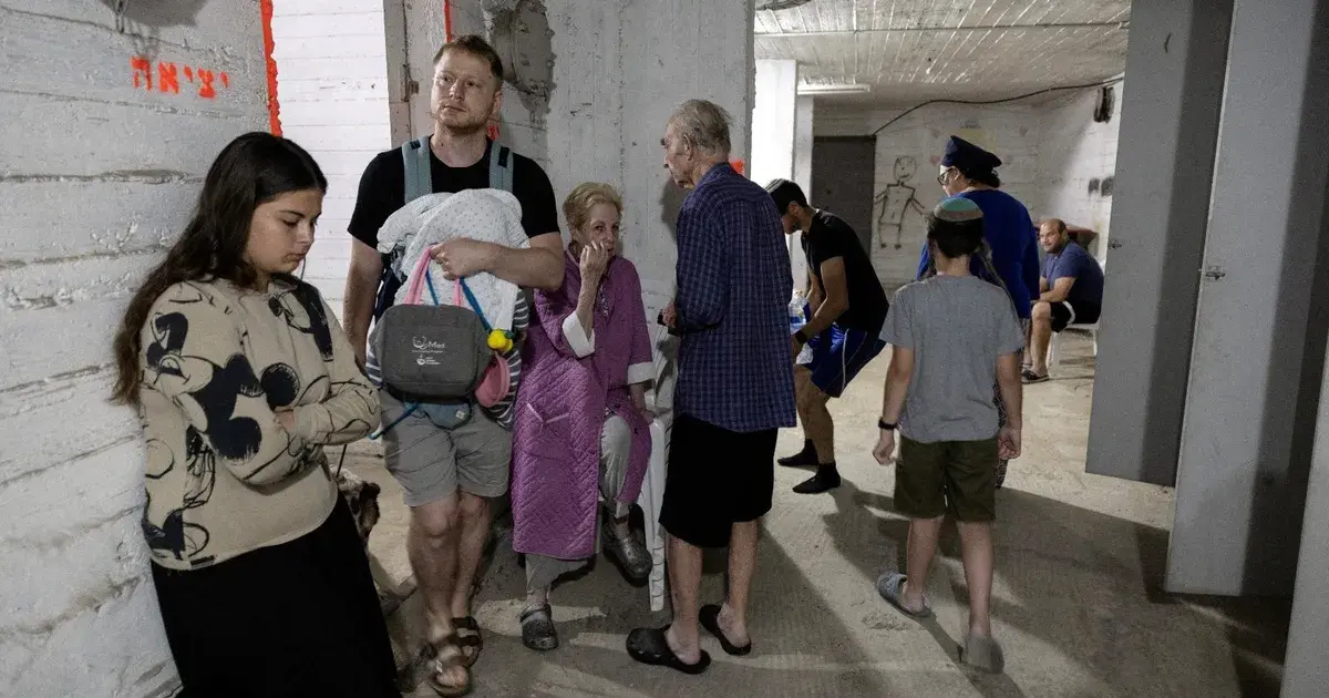 مشاهد هروب الإسرائيليين إلي الملاجئ بعد دوي صفارات الإنذار في تل أبيب