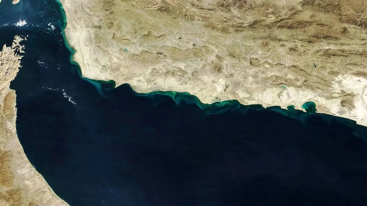 إعلام إيراني: توقف عبور ناقلات النفط من مضيق هرمز