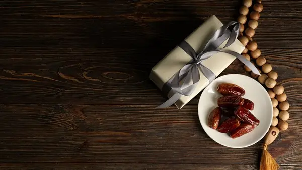 زهرة الخليج - مع هدية.. كيف نجعل تهنئة رمضان أكثر دفئاً وتأثيراً؟