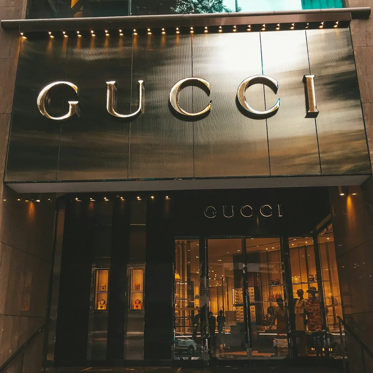 غوتشي تُطلق صورًا مُولدة بالذكاء الاصطناعي في أسبوع ميلانو