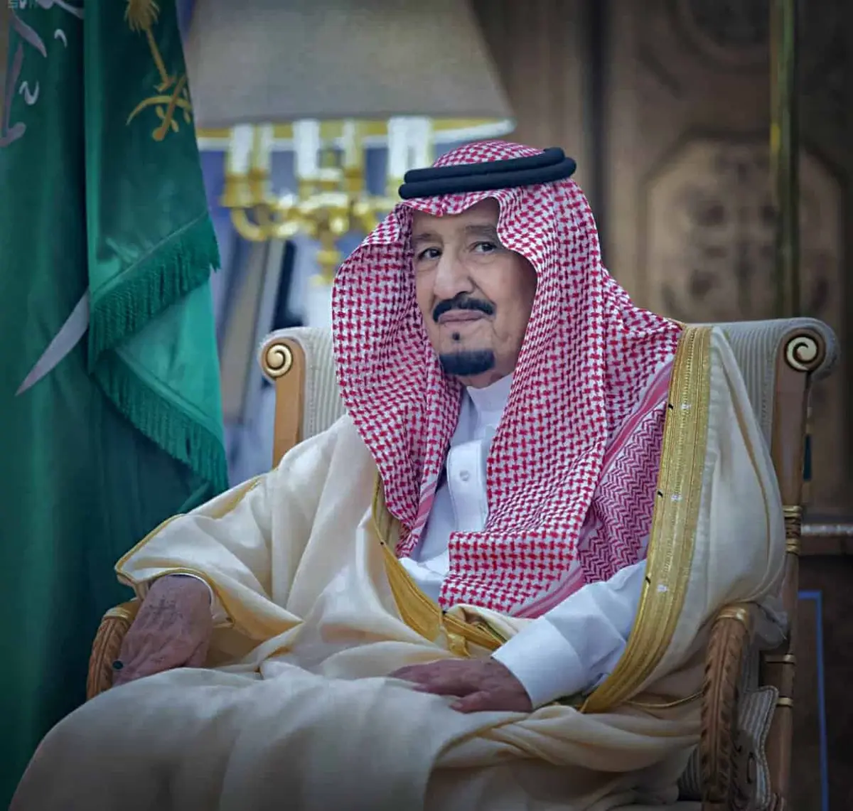 خادم الحرمين يوجه باستضافة الخليجيين العالقين في مطارات السعودية