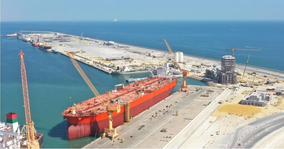 عمان.. إصابة عامل جراء سقوط مسيرتين في ميناء الدقم