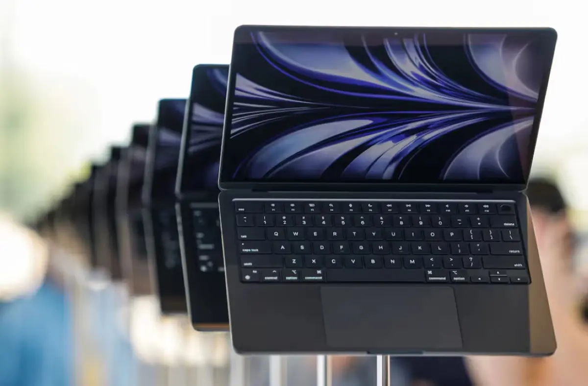 هاشتاق عربي - "أبل ماك بوك برو" يقترب من تجربة شاشة تعمل باللمس