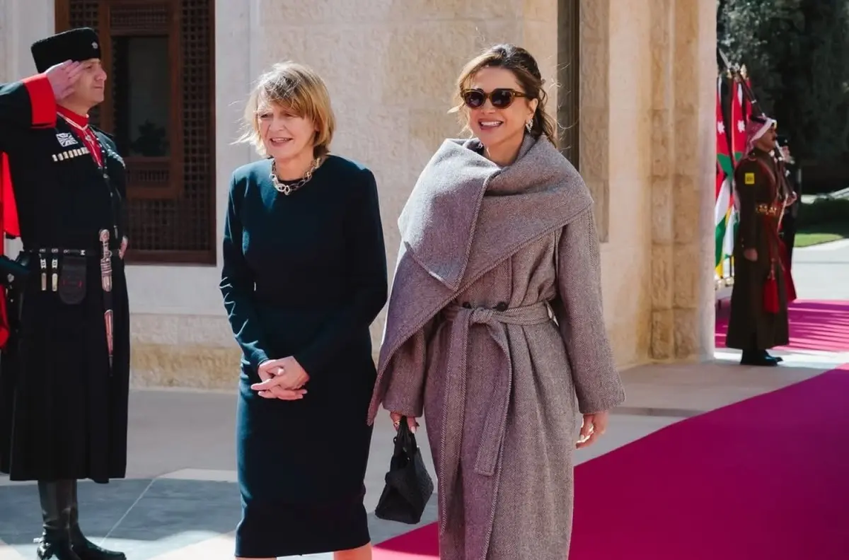 كيف تختار الملكة رانيا العبد الله المعطف في إطلالاتها الرسمية؟