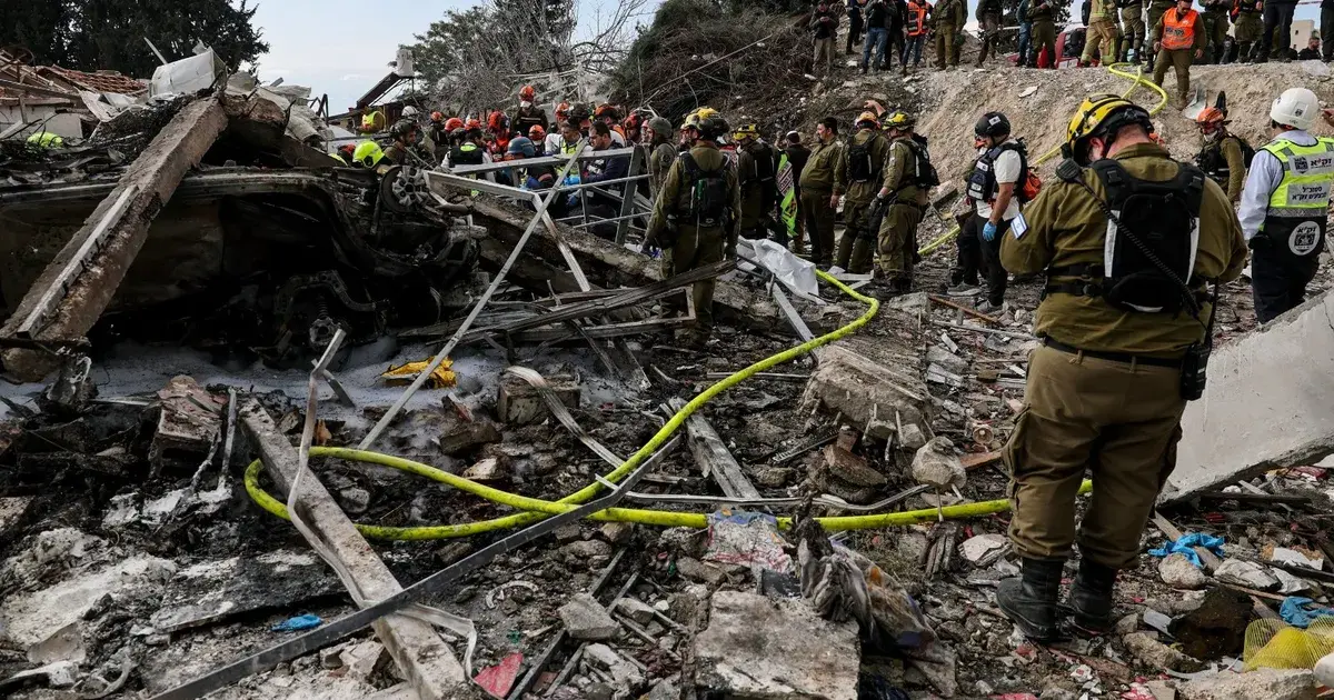 إسرائيل.. صاروخ إيراني يقتل 9 في بيت شيمش والبحث مستمر عن عالقين