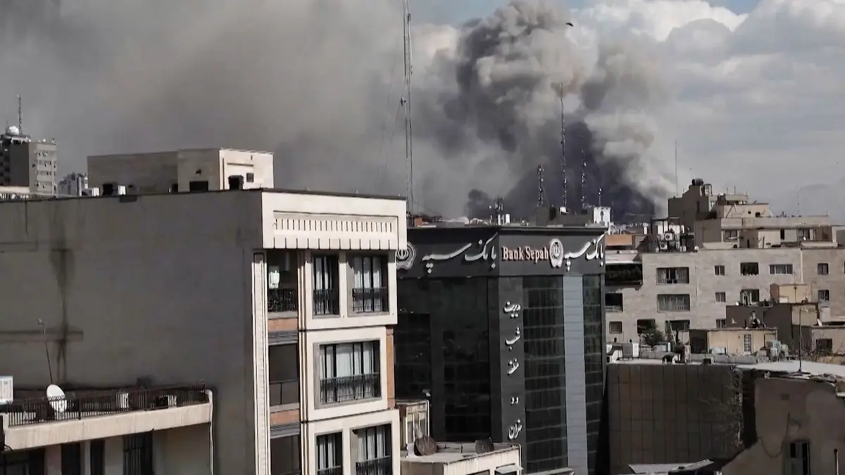 أعمدة الدخان تتصاعد في طهران لليوم الثاني جراء ضربات إسرائيل وأمريكا