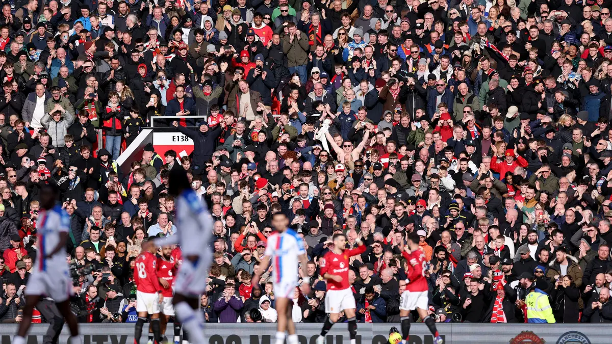 "راتكليف في ورطة".. كيف ردت جماهير اليونايتد على تصريحاته 'العنصرية؟