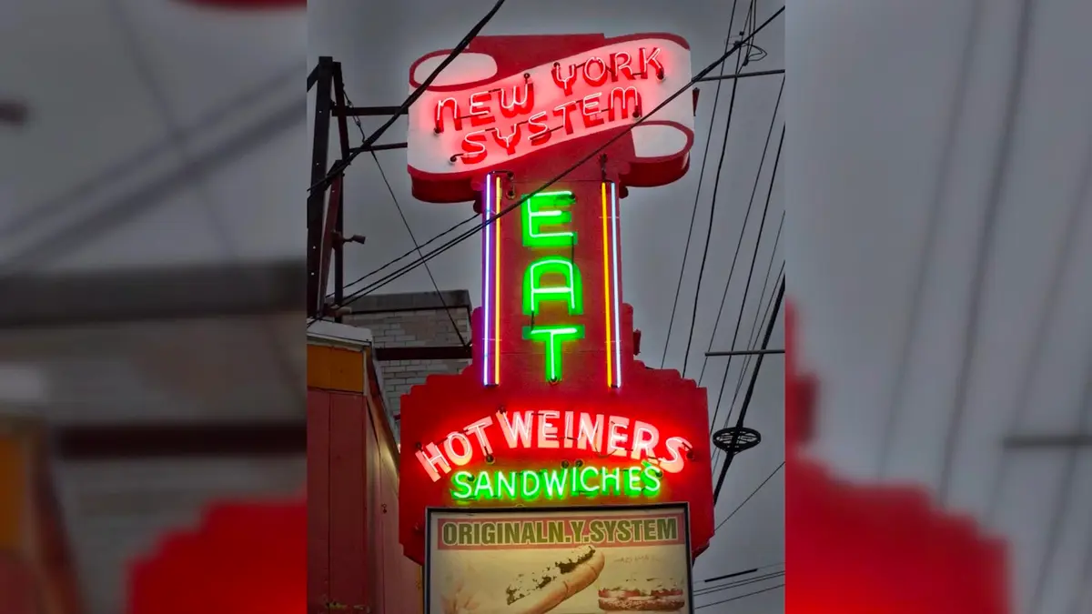 حرفة النيون تتلاشى.. قابل آخر من يصنعها ولديه حرص على استمراريتها