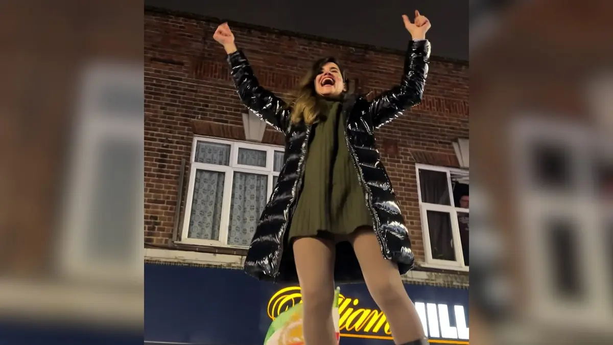 "لم أصدق ما سمعته".. شاهد رد فعل إيرانية تحتفل في لندن بعد مقتل خامنئي