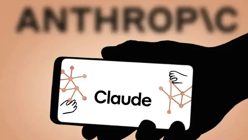 «كلود» يتصدر قائمة التطبيقات المجانية في متجر «أبل».. ما القصة؟