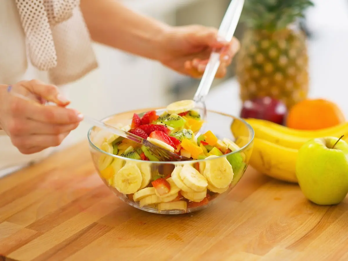 أفضل فواكه يُنصح بتناولها بين الإفطار والسحور مع اختصاصية تغذية