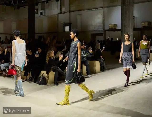 مجموعة Prada خريف وشتاء 2026-2027: فوضى مدروسة وأناقة تتكيف مع عالم متغير