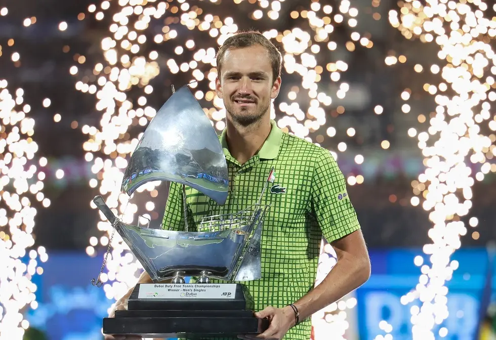 الروسي مدفيديف يفوز ببطولة دبي وجائزة مالية كبيرة من دون لعب النهائي (صور)