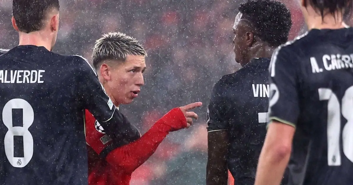 إنفانتينو يحذر اللاعبين: البطاقة الحمراء عقوبة تغطية الفم