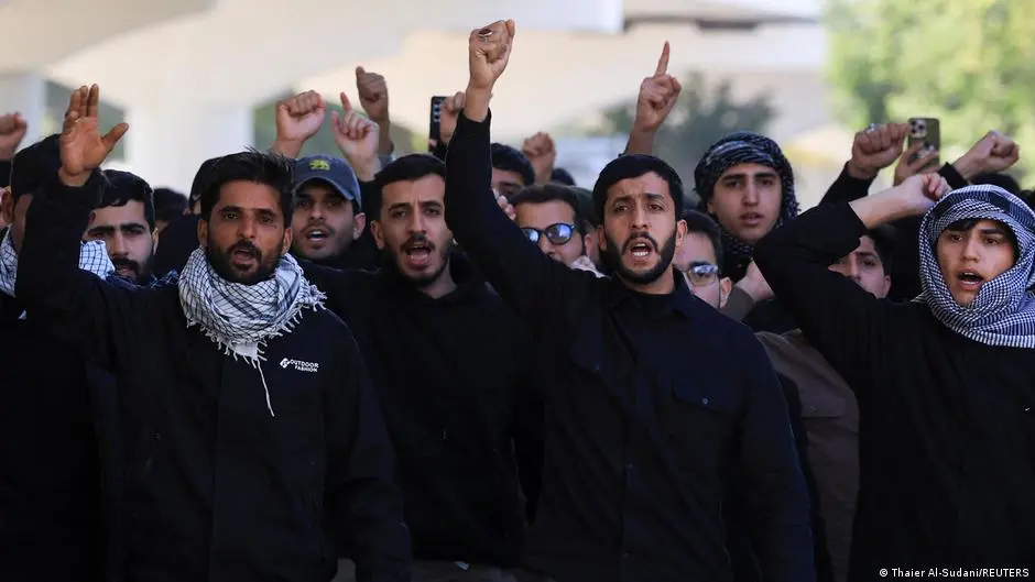 الحذر يخيم على العراق .. قصف وتظاهرات ومخاوف