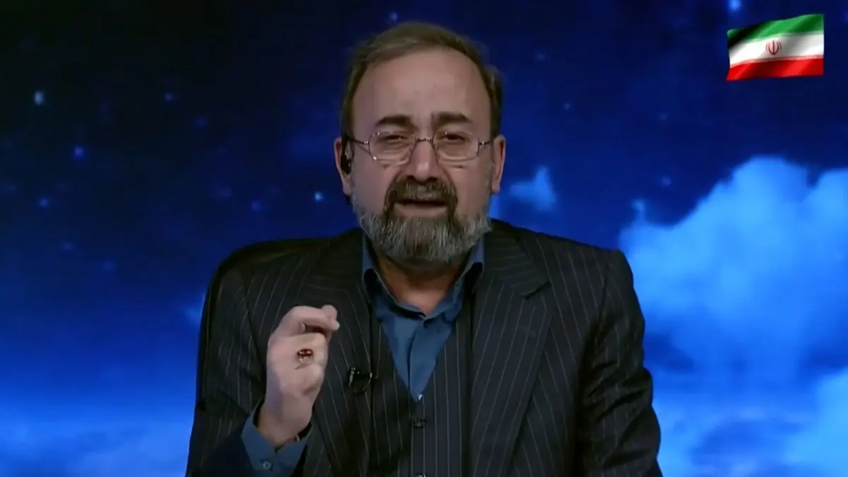 مذيع التلفزيون الإيراني الرسمي يبكي بعد إعلان مقتل خامنئي