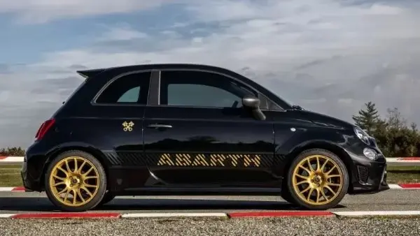 أبارث 695 الإيطالية.. النسخة الأشرس من أيقونة FIAT