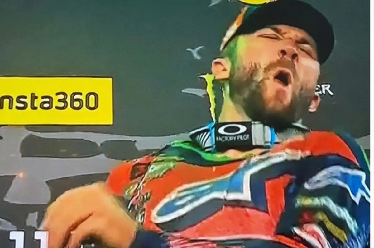 Eli Tomac breaks trophy, and front tooth in Daytona Supercross celebration