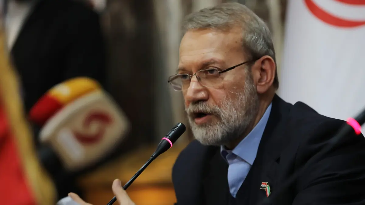 لاريجاني يتعهد بـ"طعن" أمريكا في قلبها بعد نجاته من الضربات بإيران