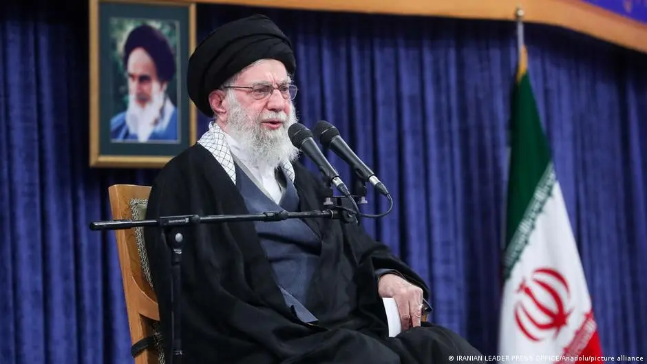 حكم إيران بقبضة حديدية.. من يكون المرشد الأعلى علي خامنئي؟