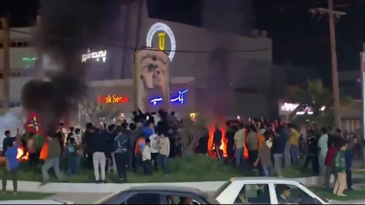 لحظات لاحتفال إيرانيين في الشوارع بعد إعلان مقتل خامنئي