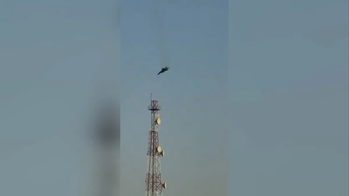 شاهد.. لحظة تحطم طائرة مقاتلة قرب قاعدة أمريكية في الكويت