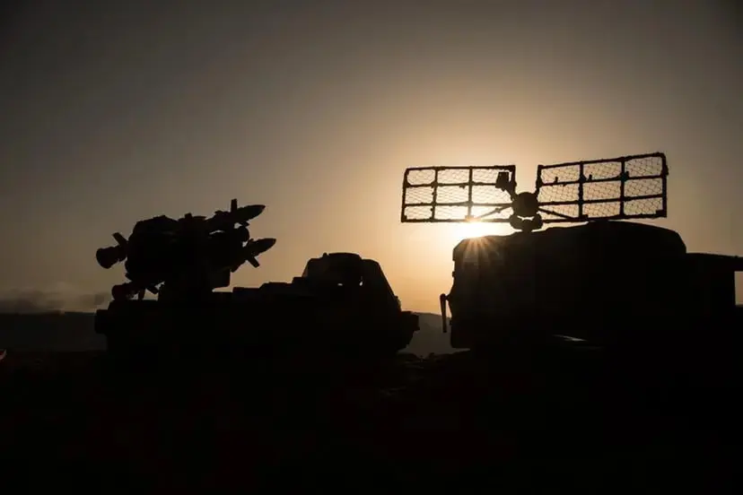 الدفاع الجوي البحريني يتصدى لموجة جديدة من الصواريخ والمسيّرات الإيرانية