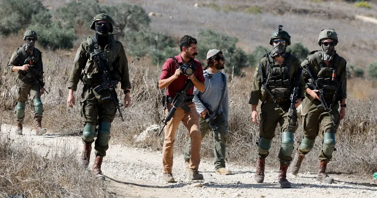 مستوطنون إسرائيليون يهاجمون قرية فلسطينية جنوب نابلس بالضفة الغربية