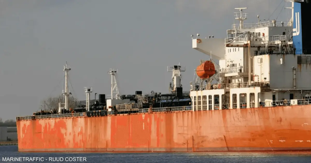 سلطنة عُمان: وفاة أحد أفراد طاقم ناقلة نفط بعد استهدافها