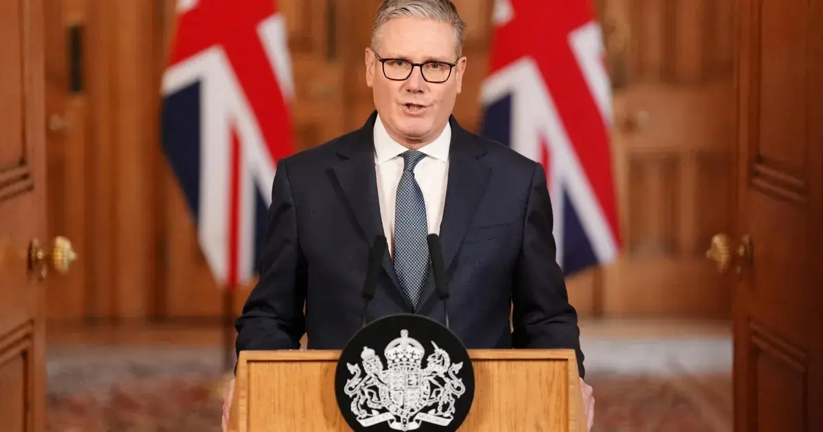 رئيس وزراء بريطانيا يتجاهل انتقادات ترمب ويدافع عن موقفه بشأن إيران