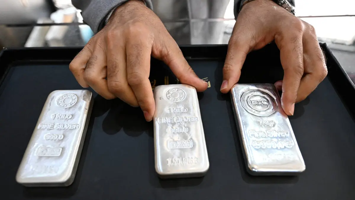 زلزال في سوق المعادن: الفضة تقفز 3% في ساعات والأنظار تتجه نحو حاجز الـ 100 دولار