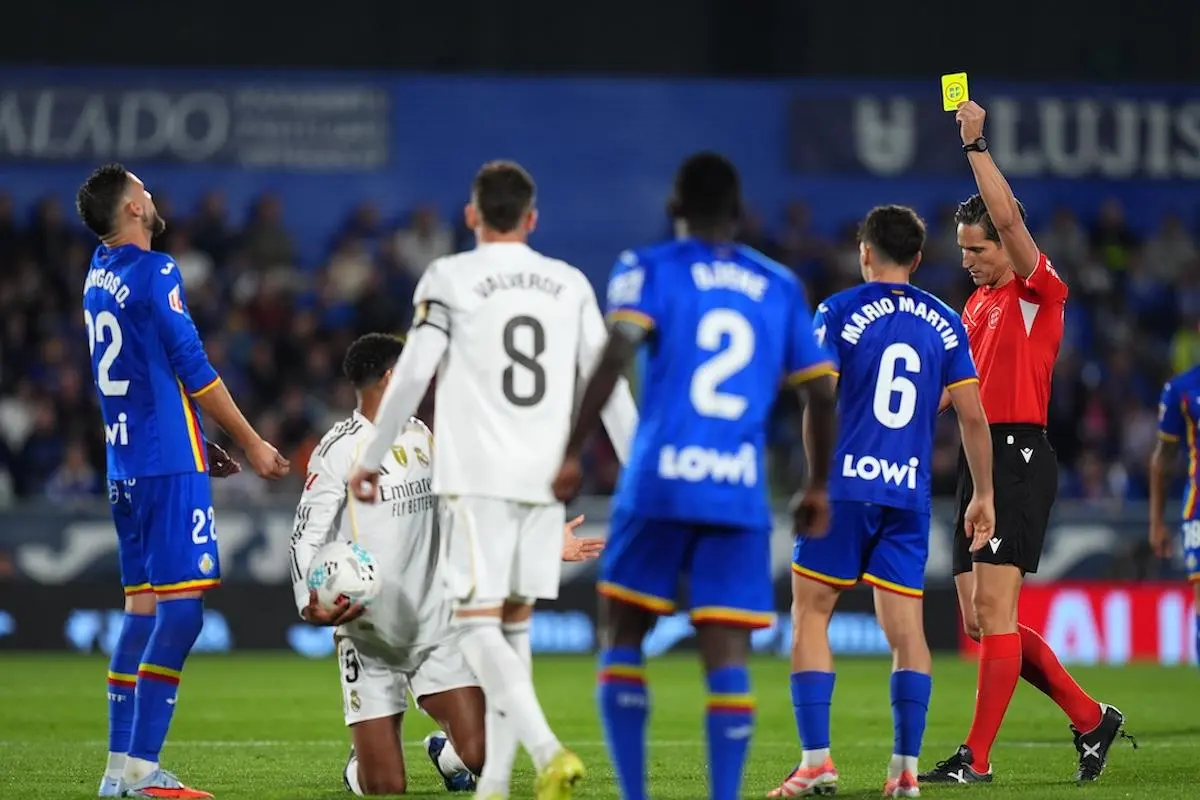 صحفي إسباني مهاجمًا التحكيم: لاعب ريال مدريد يستحق الإيقاف عدة مباريات