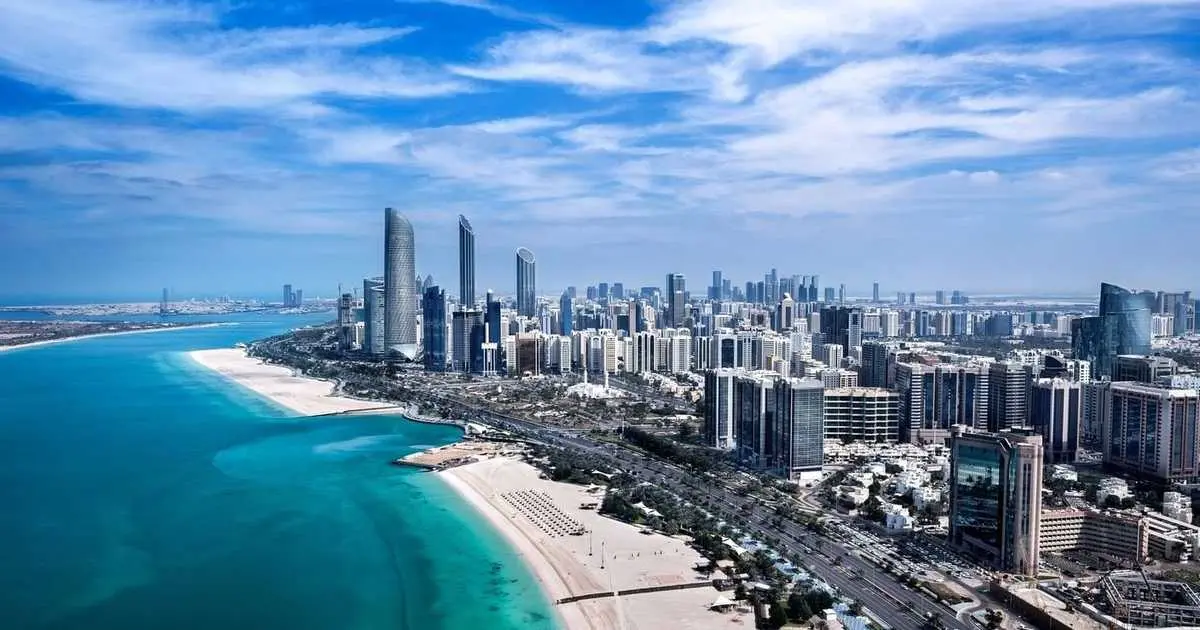 أبوظبي تعلن احتواء حريق نجم عن طائرة مسيّرة في مصفح