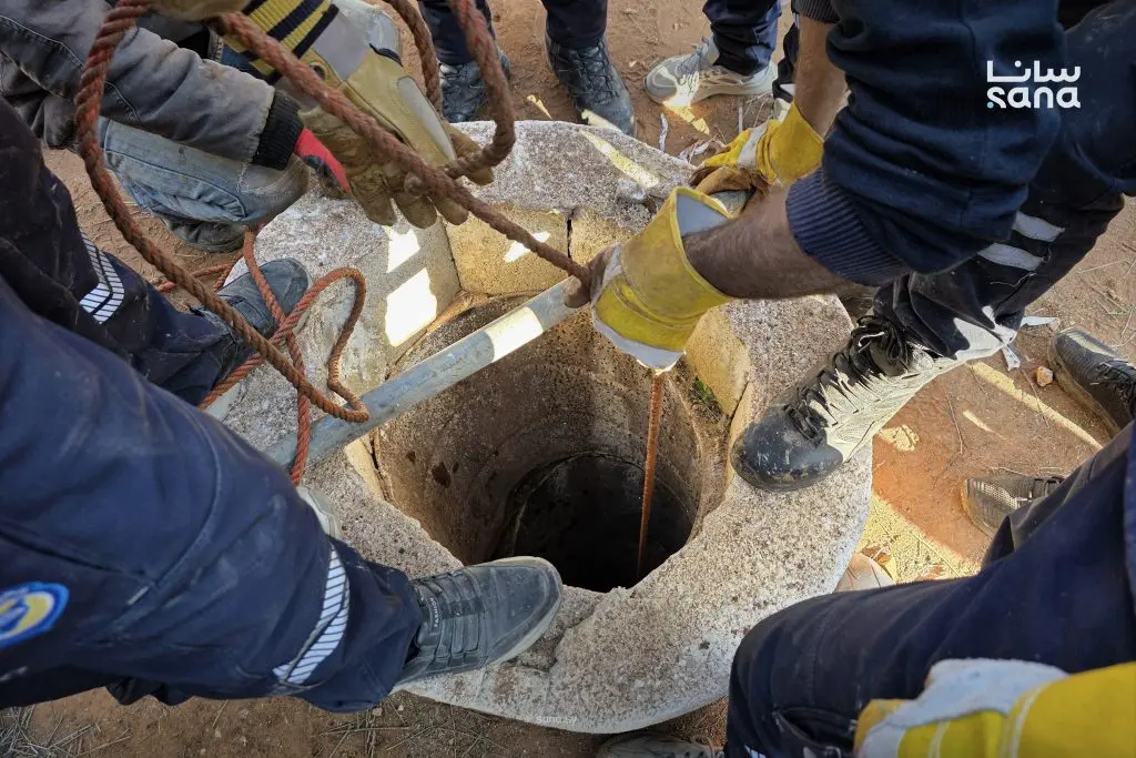 الدفاع المدني ينتشل جثمان الطفلة التي سقطت في بئر بريف السلمية في حماة