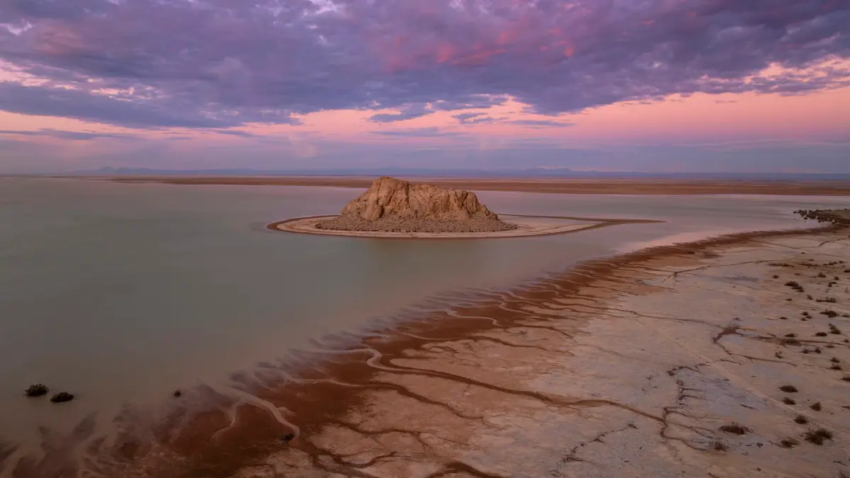 مصور درون يكشف كيفية تحوّل بحيرة جافة في إيران إلى هذا الشكل