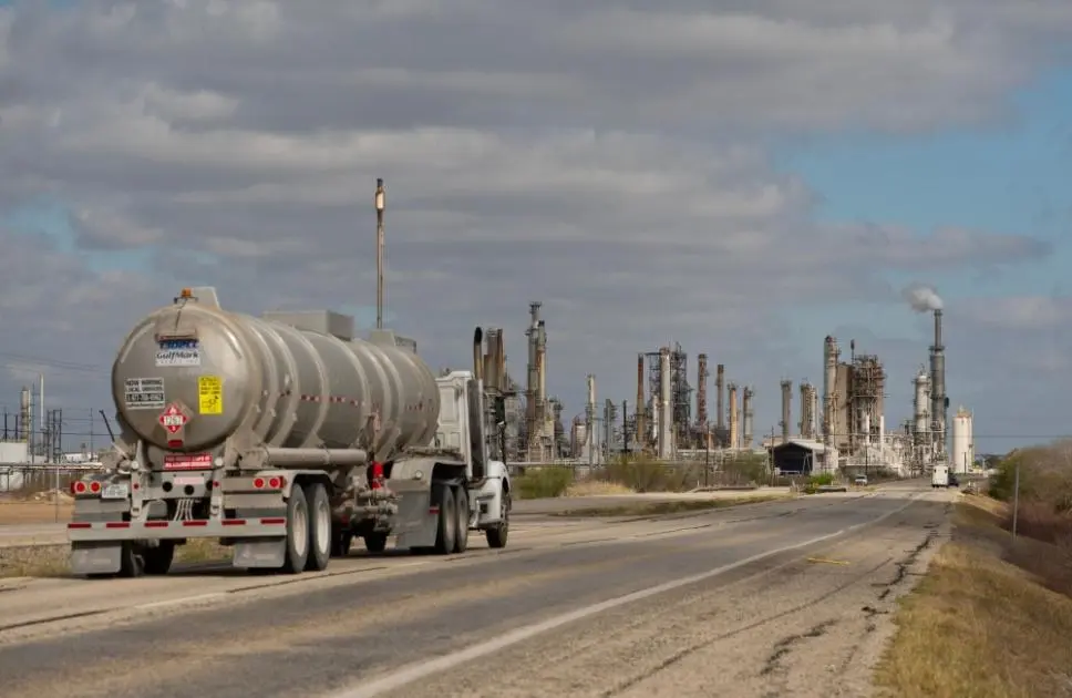 محللون يتوقعون قفزة في أسعار البنزين بأمريكا فوق 3 دولارات