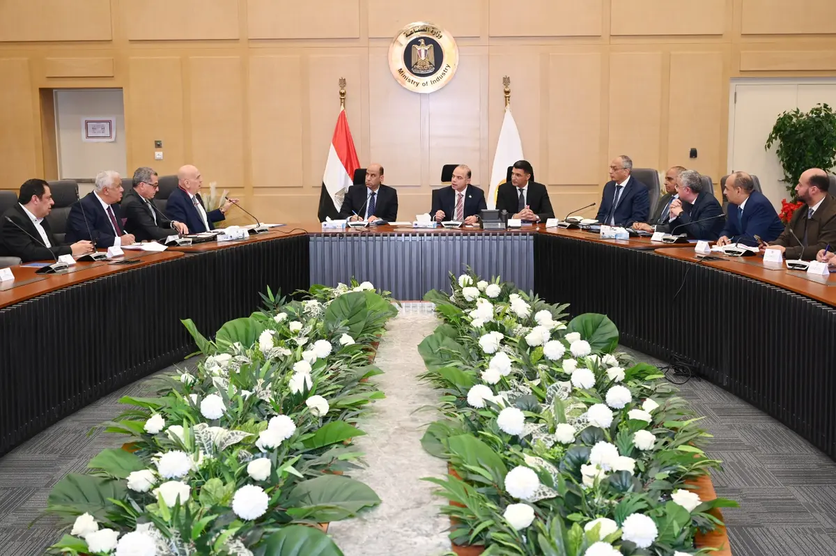 3 وزراء يبحثون مع «التصديري للملابس» آليات دعم التنافسية وزيادة الصادرات