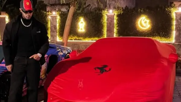 السعر خرافي .. ومواصفات سيارة محمد رمضان الفيراري الجديدة