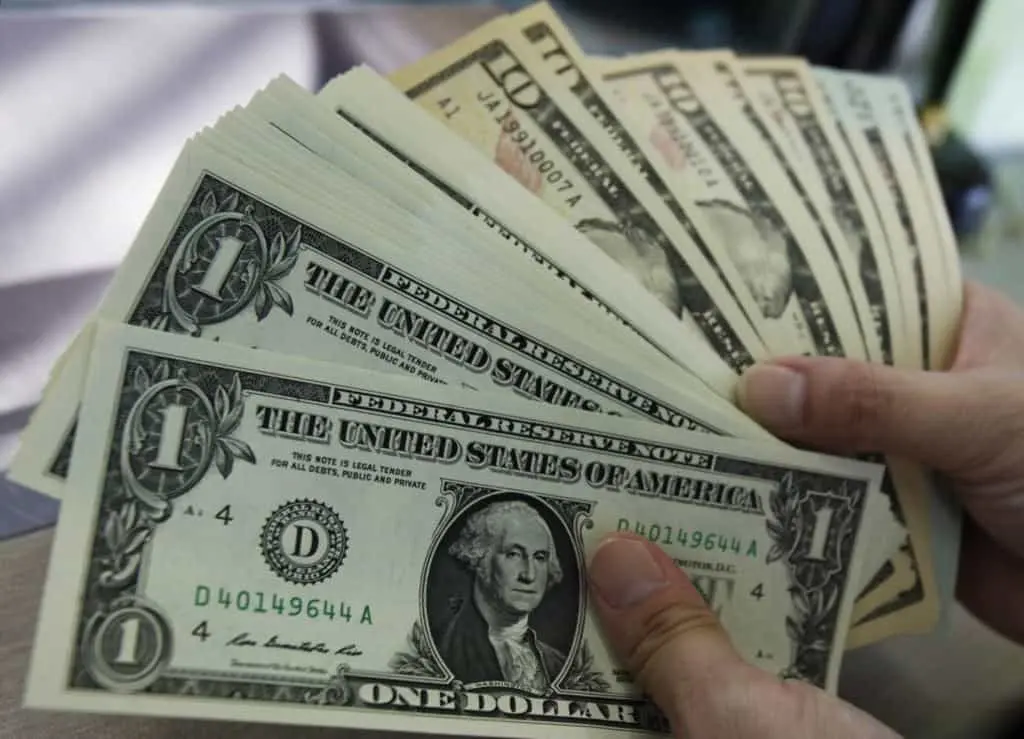 الدولار يسطو على المشهد واليورو يترنح.. توترات إيران تربك حسابات العملات