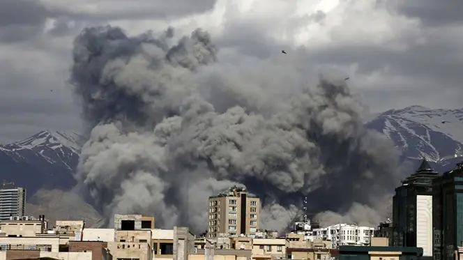 قفزات أسعار النفط بعد ضرب إيران: هل تحطم أحلام ترامب الاقتصادية؟