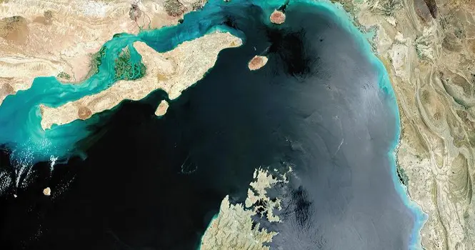 تعطل الملاحة في هرمز يدفع بلاتس لإيقاف تقييمات خامات رئيسية