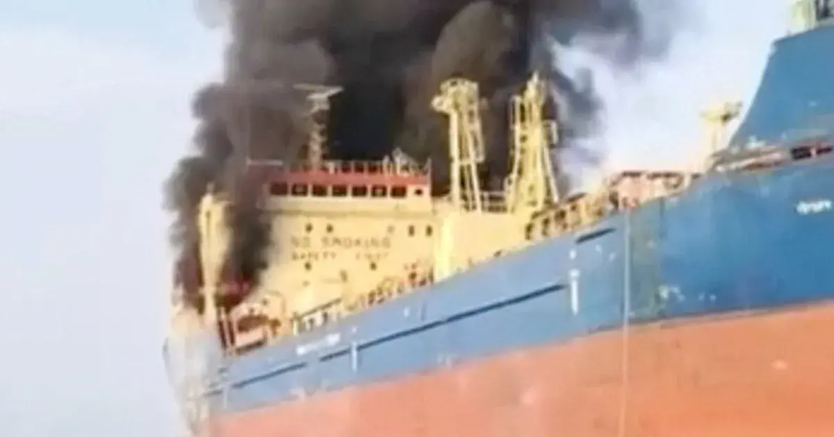 هجوم يستهدف ناقلة نفط قبالة سواحل مسقط وضربة تطال سفينة بميناء البحرين